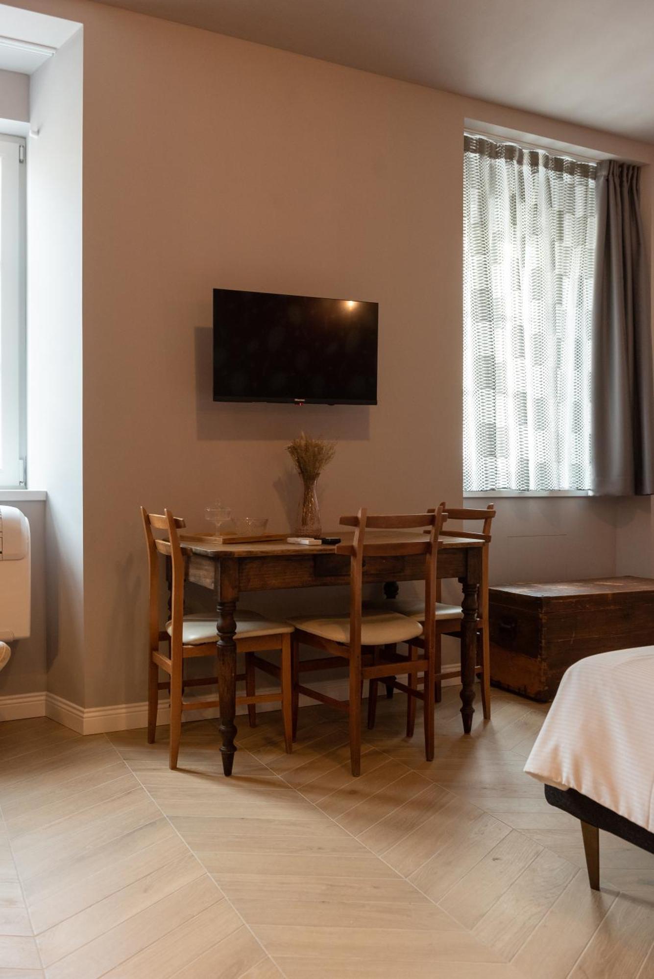 Regina Boutique Suites Трієст Екстер'єр фото